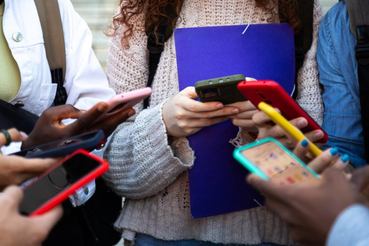 Desconfiança da juventude em relação à tecnologia cresce. 1 Desconfiança da juventude em relação à tecnologia cresce.